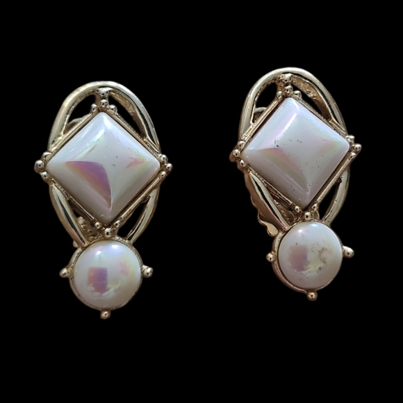 Elegant Irridescent Thermoset and Gold Earrings - Picture 8 of 8